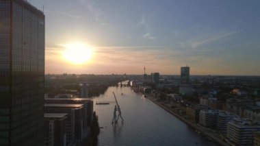 Berlin 'deki Treptower Park Kulesi yaz günü. panorama genel bakış İHA 4k sinematik görüntüler 