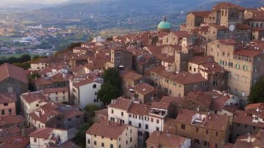  Eski İtalyan kasabası ortaçağ köyü Toskana. İHA 'nın uçuş sırasında 4k sinematik görüntüler 