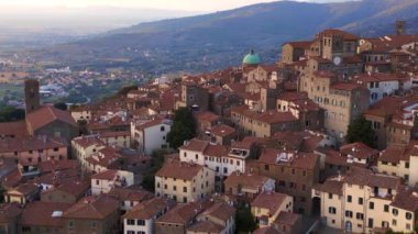  Eski İtalyan kasabası ortaçağ köyü Toskana. Kuş bakışı İHA 4k sinematik görüntüler 