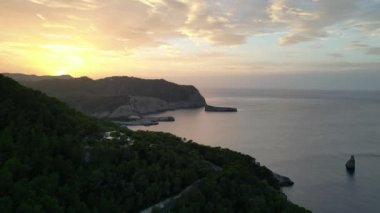 Dağ Günbatımı renkli Bulut Adası İbiza 2023. 4km 'den fazla görüntüden yüksek kaliteli drone görüntüsü.
