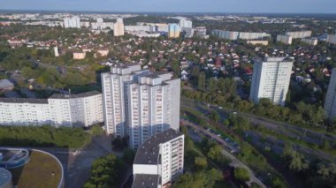 Prefabrik konut kompleksi, Berlin Marzahn Almanya 'yı inşa eden panel sistemi yaz 2023 İHA' nın 4k üzerinde sinemadan çektiği görüntü.