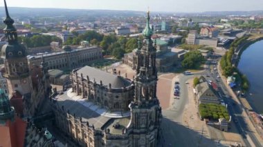 River City Dresden 'deki Zwinger Kilisesi Operası. İHA 2023. Panorama İHA 4K yüksek kaliteli görüntü.