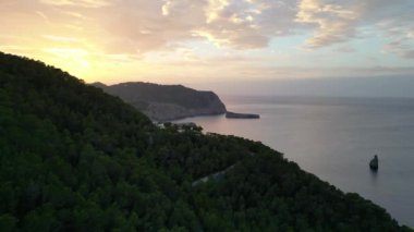 Dağ Günbatımı renkli Bulut Adası İbiza 2023 İHA Yüksek kalite 4K görüntü aktarıyor.