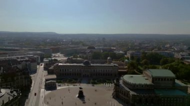 River City Dresden İHA 2023 'teki Zwinger Kilisesi Operası. Geniş yörünge görüntüsü İHA 4K yüksek kaliteli görüntü.