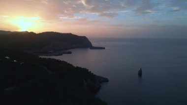 Dağ Günbatımı renkli Bulut Adası İbiza 2023. Kuş bakışı İHA Yüksek kaliteli 4K görüntü.