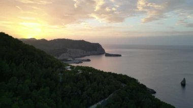 Dağ Günbatımı renkli Bulut Adası İbiza 2023. İHA 'nın 4K' lık görüntülerini ters çevir.