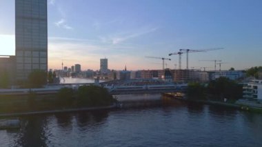 Berlin 'deki Treptower Park Kulesi yaz günü. panorama genel bakış İHA 4k sinematik görüntüler 