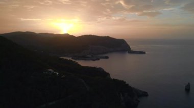 Dağ Günbatımı renkli Bulut Adası İbiza 2023. Kuş bakışı İHA Yüksek kaliteli 4K görüntü.
