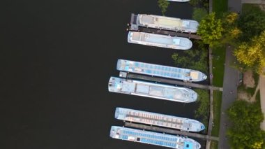 Berlin 'deki Treptower Park Kulesi yaz günü. dikey kuş bakışı İHA 4k sinematik görüntüler 
