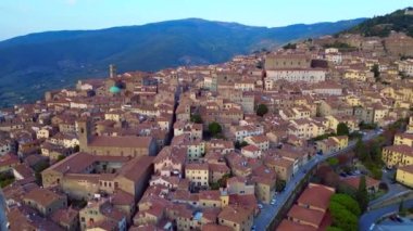  Eski İtalyan kasabası ortaçağ köyü Toskana. 4k sinematik çekim 