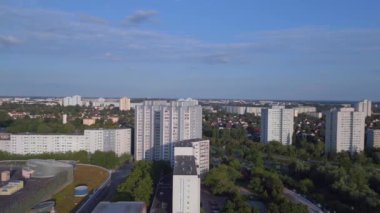 Prefabrik konut kompleksi, Berlin Marzahn Almanya 'yı inşa eden panel sistemi yaz 2023 geniş yörünge genel bakış 4k sinemasal hava aracı