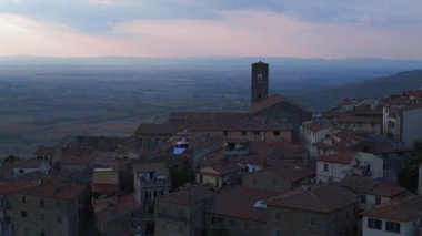  Eski İtalyan kasabası ortaçağ köyü Toskana. panorama yörünge drone 4k sinematik görüntüler 