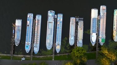 Berlin 'deki Treptower Park Kulesi yaz günü. dikey kuş bakışı İHA 4k sinematik görüntüler 