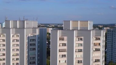 Prefabrik konut kompleksi, Berlin Marzahn Almanya 'yı inşa eden panel sistemi yaz 2023 yükselen insansız hava aracı 4k sineması