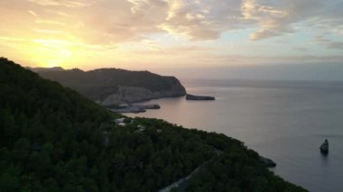 Dağ Günbatımı renkli Bulut Adası İbiza 2023. Yüksek kaliteli panorama insansız hava aracı görüntüsü