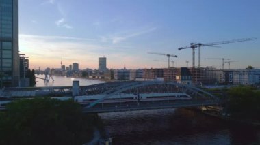 Berlin 'deki Treptower Park Kulesi yaz günü. İHA 'yı ters çevir. 4k sinematik görüntü. 