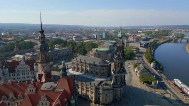 River City Dresden 'deki Zwinger Kilisesi Operası İHA 2023 uçuş üstü insansız hava aracı 4K yüksek kaliteli görüntü.
