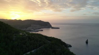 Dağ Günbatımı renkli Bulut Adası İbiza 2023 Dolly İHA Yüksek kalite 4K görüntü bıraktı.