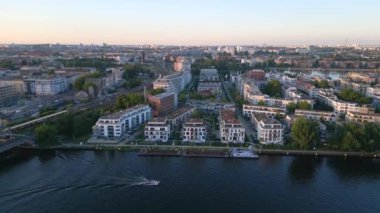 Berlin 'deki Treptower Park Kulesi yaz günü. panorama genel bakış İHA 4k sinematik görüntüler 