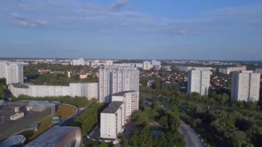 Prefabrik konut kompleksi, Berlin Marzahn Almanya 'yı inşa eden panel sistemi yaz 2023 drone 4k sinematik görüntü.