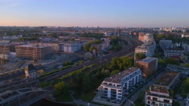 Berlin 'deki Treptower Park Kulesi yaz günü. panorama genel bakış İHA 4k sinematik görüntüler 