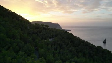 Dağ Günbatımı renkli Bulut Adası İbiza 2023. 4k 'lık yüksek kaliteli insansız hava aracı görüntüsü