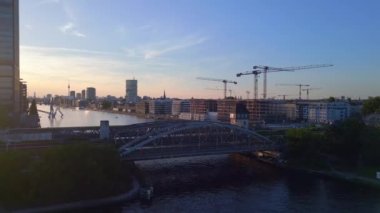 Berlin 'deki Treptower Park Kulesi yaz günü. İHA 'nın uçuş sırasında 4k sinematik görüntüler 