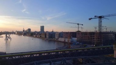 Berlin 'deki Treptower Park Kulesi yaz günü. İHA 'nın uçuş sırasında 4k sinematik görüntüler 