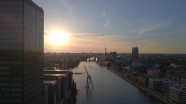 Berlin 'deki Treptower Park Kulesi yaz günü. panorama genel bakış İHA 4k sinematik görüntüler 