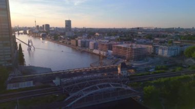 Berlin 'deki Treptower Park Kulesi yaz günü. 4k 'ın üzerindeki sinematik görüntülerden insansız hava aracı görüntüleri 