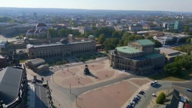 River City Dresden İHA 2023 'teki Zwinger Kilisesi Operası 4K' lık yüksek kaliteli dron görüntülerini ters çevirin.