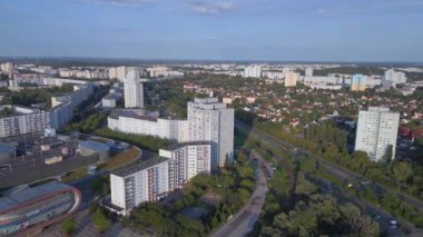 Prefabrik konut kompleksi, Berlin Marzahn Almanya 'yı inşa eden Panel sistemi yaz 2023 panorama insansız hava aracı 4k