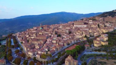  Eski İtalyan kasabası ortaçağ köyü Toskana. panorama yörünge drone 4k sinematik görüntüler 