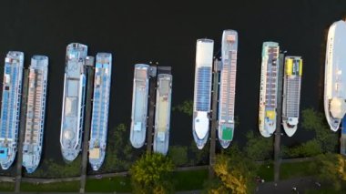 Berlin 'deki Treptower Park Kulesi yaz günü. dikey kuş bakışı İHA 4k sinematik görüntüler 
