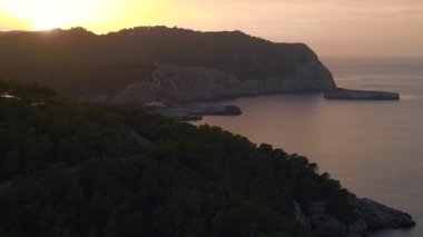 Dağ Günbatımı renkli Bulut Adası İbiza 2023 İHA Yüksek kalite 4K görüntü yükseliyor.
