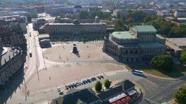 River City Dresden İHA 2023 'teki Zwinger Kilisesi Operası. Geniş yörünge görüntüsü İHA 4K yüksek kaliteli görüntü.