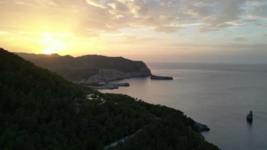 Dağ Günbatımı renkli Bulut Adası İbiza 2023. Yüksek kaliteli İHA 4K görüntüsü