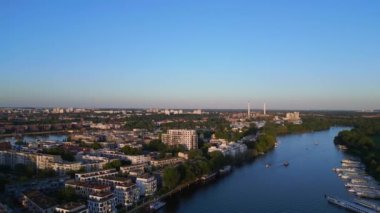 Berlin 'deki Treptower Park Kulesi yaz günü. panorama genel bakış İHA 4k sinematik görüntüler 