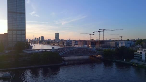 Treptower Park Tower City Berlin Alemania Día Verano Dron Ascendente — Vídeo de stock