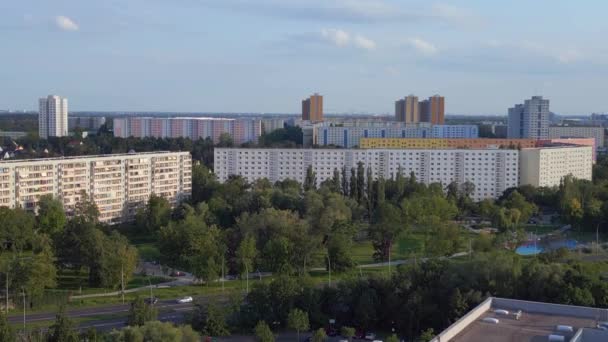 プレハブ住宅複合体 ベルリンマルツァーン ドイツ ヨーロッパ 夏2023を建てパネルシステム ドローン4K映画を上昇 — ストック動画