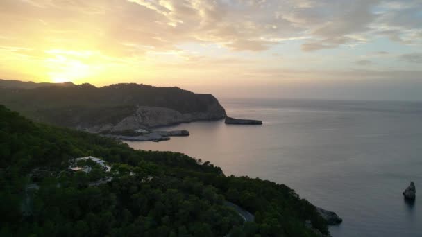 Berg Sonnenuntergang Bunte Wolkeninsel Ibiza 2023 Fliegen Reverse Drohne Hochwertige — Stockvideo