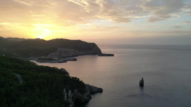 Berg Sonnenuntergang Bunte Wolkeninsel Ibiza 2023 Panorama Orbit Drohne Hochwertige — Stockvideo