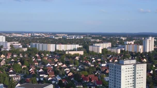 プレハブ住宅複合体 ベルリンマルツァーン ドイツ ヨーロッパ 夏2023年夏に建てられたパネルシステム ドローン4K映画の降下 — ストック動画