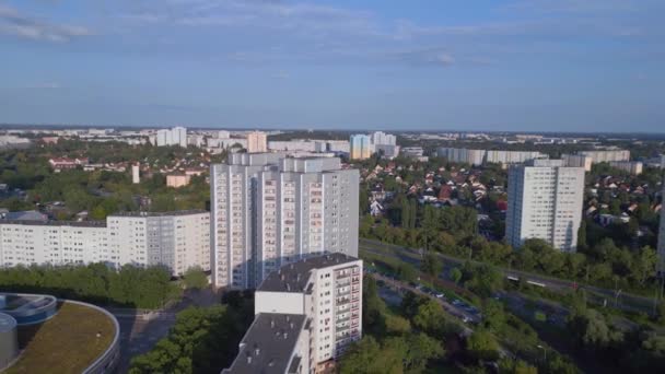 プレハブ住宅複合体 ベルリンマルツァーン ドイツ ヨーロッパ 夏2023を建てパネルシステム フライ逆ドローン — ストック動画