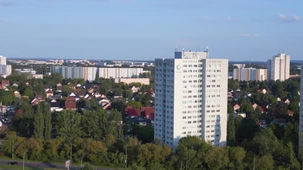 プレハブ住宅複合体 ベルリンマルツァーン ドイツ ヨーロッパ 2023 人形はドローン 映画を残しました — ストック動画