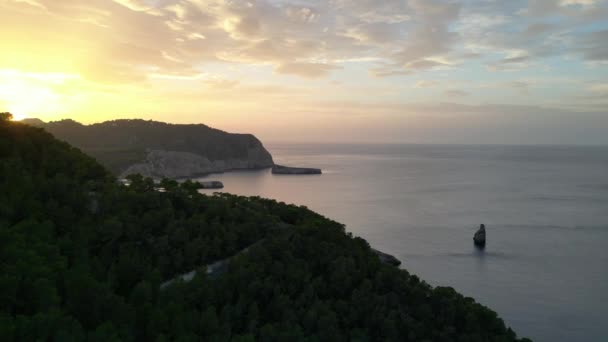 Mountain Sunset Bunte Wolkeninsel Ibiza 2023 Hochwertiges Aufsteigendes Drohnen Filmmaterial — Stockvideo