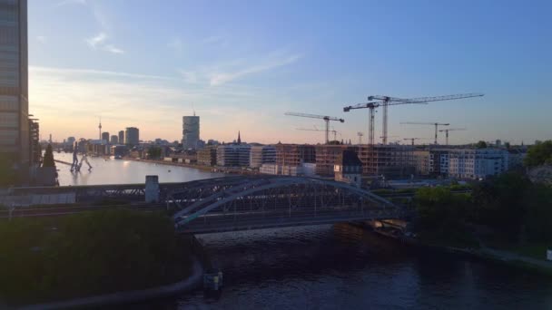 Treptower Park Tower City Berlin Alemania Día Verano Sobrevuelo Sobrevuelo — Vídeos de Stock