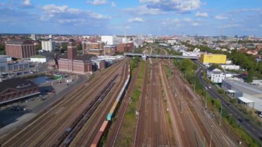 Westhafen Berlin Endüstrisi şehir limanı. İHA. Sol İHA 'ya döndürme Yüksek kalite 4k görüntü