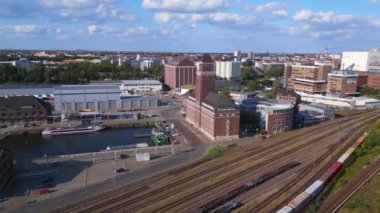 Westhafen Berlin Endüstrisi şehir limanı. İHA. Sol İHA 'ya döndürme Yüksek kalite 4k görüntü