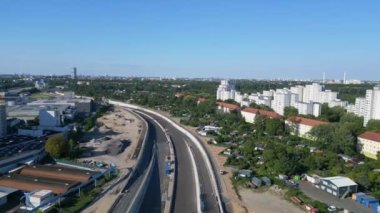 Sonnenallee Berlin 'deki prefabrik apartmanlar. İHA. İHA 'dan alçalıyoruz. Yüksek kalite 4K görüntü